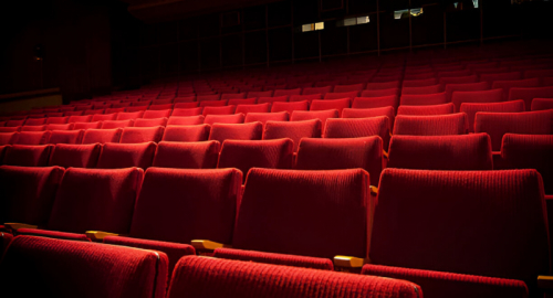 Alessandro Siani: dal palcoscenico al grande schermo, un talento che unisce risate e impegno sociale